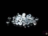 un tas de diamants sur une surface noire