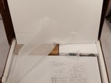 une boîte contenant un dessin, posée sur une table