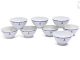six bols blancs ornés de motifs bleus, posés sur une surface blanche