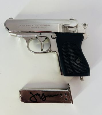 un pistolet et un briquet posés sur une table