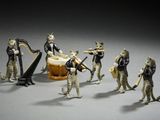 de nombreuses figurines représentant des personnes jouant ensemble d'un instrument de musique