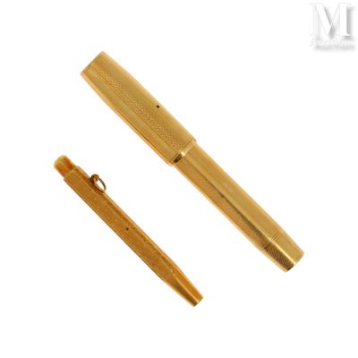 Deux stylos Lot de deux stylos en or jaune 18K (750°/°°) com…