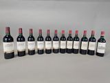 un groupe de bouteilles de vin posées sur une table