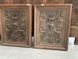 paire de panneaux anciens en bois sculpté représentant un oiseau et des fleurs