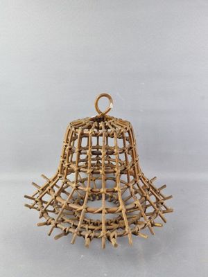 un gros plan d'une cloche fabriquée à partir de bâtonnets, sur fond blanc