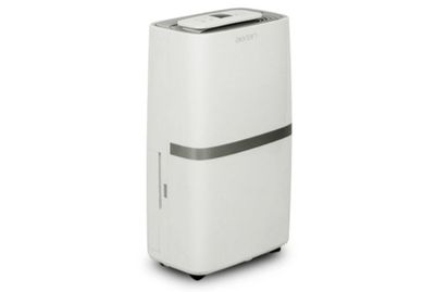 un climatiseur portable blanc posé sur un sol blanc