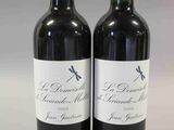 deux bouteilles de vin rouge posées l'une à côté de l'autre sur une table