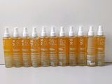 six flacons de crème solaire posés sur une table