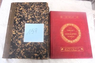 deux livres posés sur un lit, avec une étiquette dessus