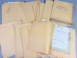 une pile de vieux papiers et un livre posés sur une table
