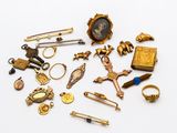 plusieurs types de bijoux différents sur une surface blanche