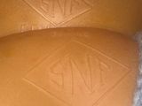 vue rapprochée d'une paire de chaussures portant un logo