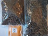 deux sachets d'épices posés sur une surface blanche