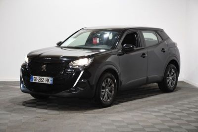le 4x4 noir est garé sur un carrelage à carreaux
