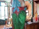 une statue représentant une femme, exposée dans une pièce