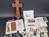 une croix, un chapelet et d'autres objets religieux posés sur une table