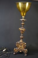 Pique-cierge en bois doré monté en lampe. (photo 2)