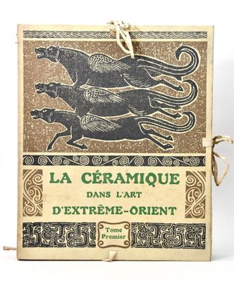 un vieux livre dont la couverture est ornée d'une image de cheval