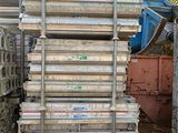 de nombreuses piles de conteneurs métalliques empilés les uns sur les autres