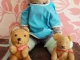 deux ours en peluche assis l'un à côté de l'autre sur une table