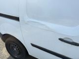 une petite camionnette blanche garée sur le bord de la route