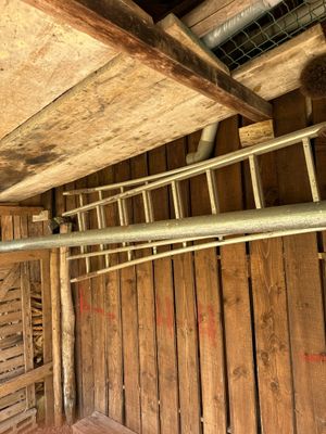 une échelle suspendue au plafond dans une pièce