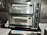 trois fours empilés les uns sur les autres dans la cuisine