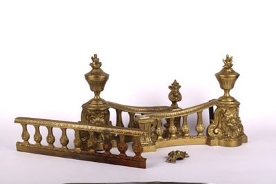 Paire de chenets et barre de cheminée en laiton