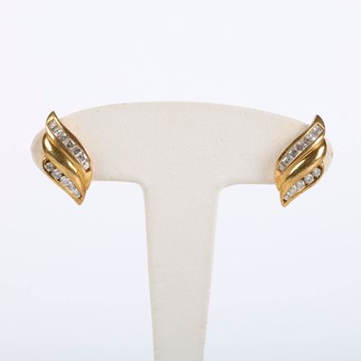 Paire de clous d'oreilles mouvementés en or sertis chacun d'… - Photo 1