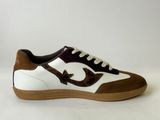 une paire de baskets marron et blanches à semelle marron