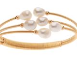 gros plan d'un bracelet avec des perles sur fond blanc