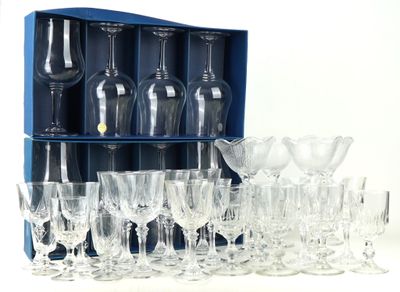 plusieurs verres à vin dans une boîte bleue posée sur la table