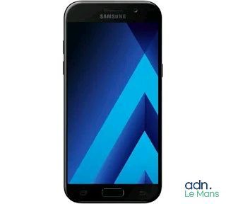 un gros plan d'un smartphone Samsung Galaxy A5 noir