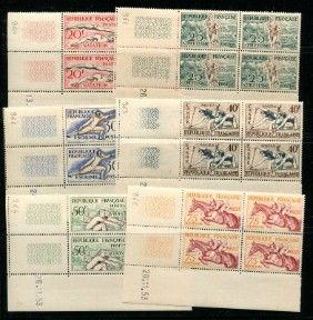 un ensemble de timbres présentant différents motifs sur un fond noir