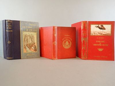 trois livres sont alignés sur une table à fond blanc