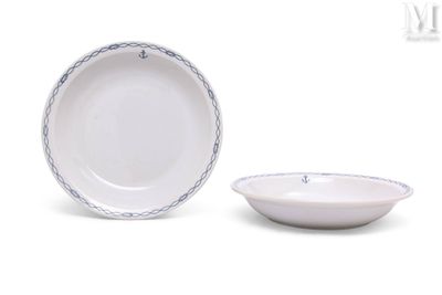 deux assiettes blanches et un bol posés sur un plan de travail blanc