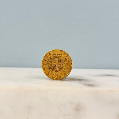 une vieille pièce d'or posée sur un plan de travail en marbre