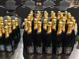 des bouteilles de champagne alignées sur une table dans une salle de réunion