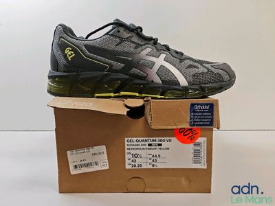 une boîte sur laquelle est posée une paire de chaussures