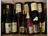 plusieurs bouteilles de vin dans une caisse sur la table