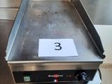 une table en métal sur laquelle figure le chiffre 3