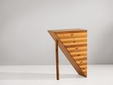 une image représentant une table en bois dont le plateau a la forme d'un triangle