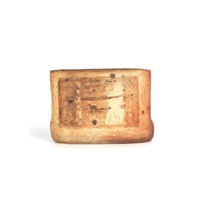 un vase marron orné d'un motif marron