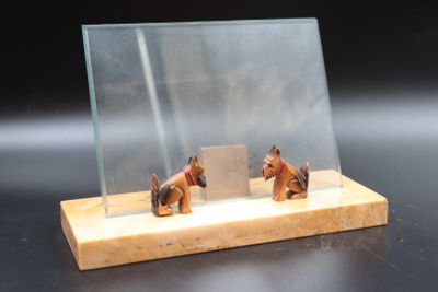 deux figurines de chevaux dans une vitrine