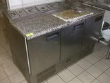 une image d'une cuisine avec un évier et une cuisinière