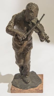 statue en bronze représentant un homme jouant du violon, posée sur un socle en marbre