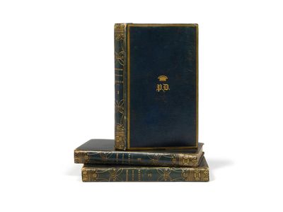 deux livres posés l'un sur l'autre sur une surface blanche