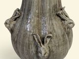 un vase posé sur une surface blanche