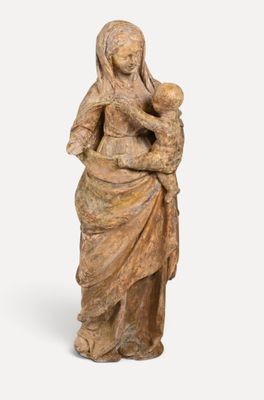 une statue de femme tenant un enfant dans ses bras