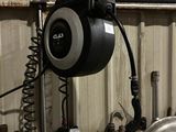 une photo d'un garage avec plein d'objets accrochés au mur